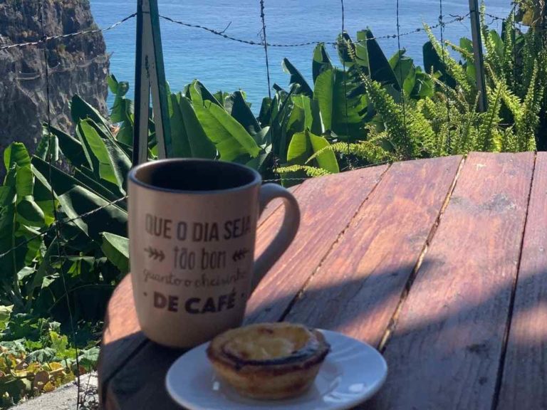 The garden apartment coffee and cake with a sea view